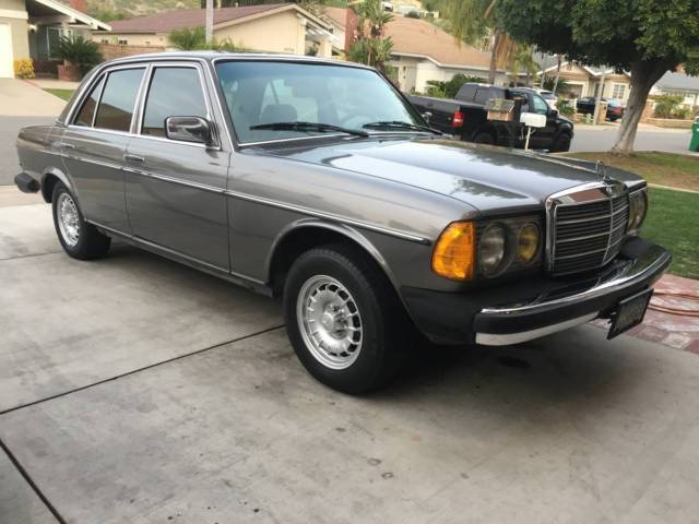1985 Mercedes-Benz 300-Series Base 4-door Sedan