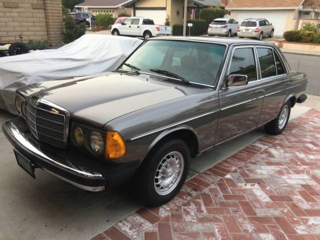 1985 Mercedes-Benz 300-Series Base 4-door Sedan - photo 2