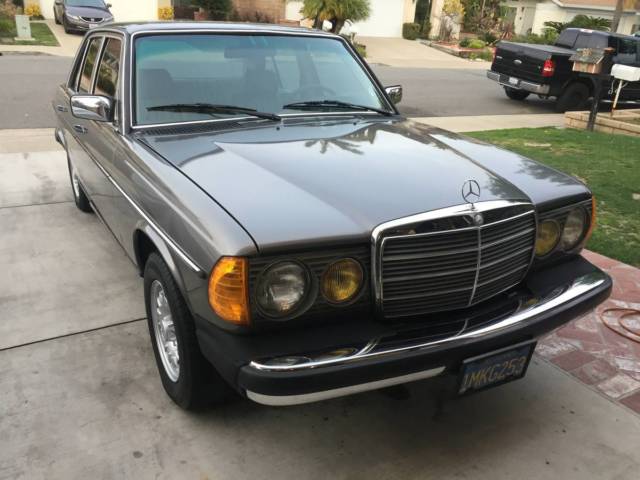 1985 Mercedes-Benz 300-Series Base 4-door Sedan - photo 3