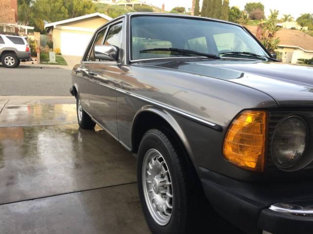 1985 Mercedes-Benz 300-Series Base 4-door Sedan - photo 4