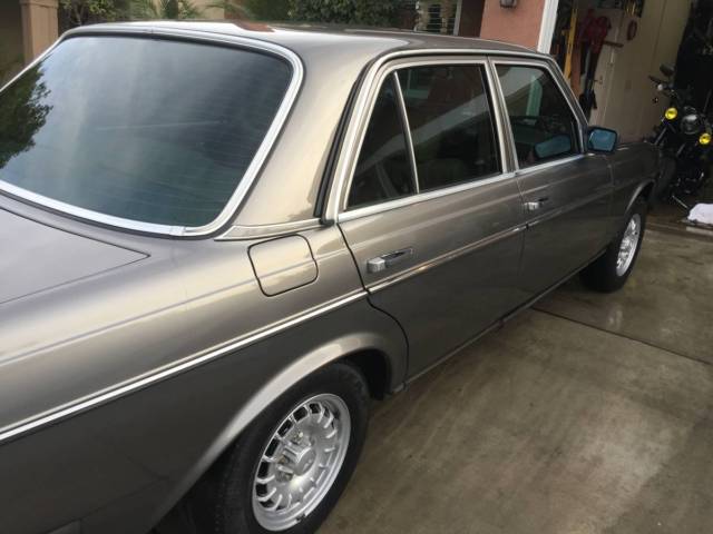 1985 Mercedes-Benz 300-Series Base 4-door Sedan - photo 5