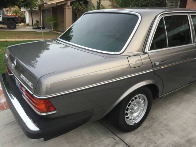 1985 Mercedes-Benz 300-Series Base 4-door Sedan - photo 6