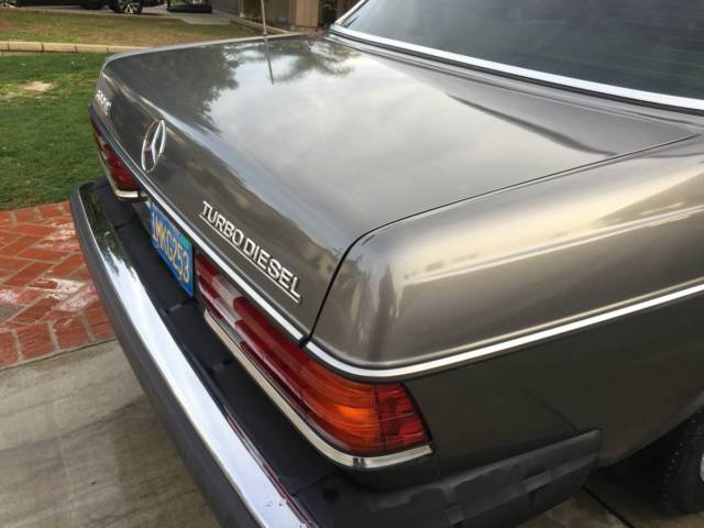 1985 Mercedes-Benz 300-Series Base 4-door Sedan - photo 7