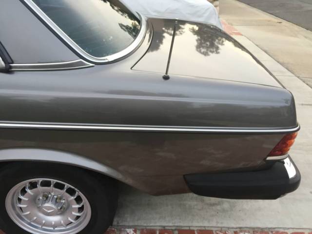 1985 Mercedes-Benz 300-Series Base 4-door Sedan - photo 9