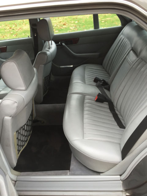 1985 Mercedes-Benz 500-Series 4 Door Sedan - photo 5