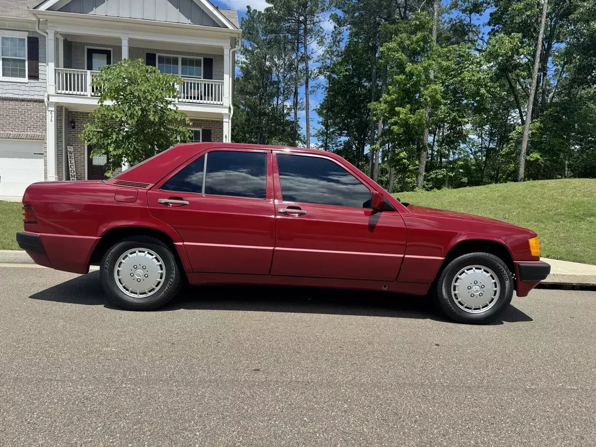 1985 Mercedes-Benz 190-Series Red D 2.2 1985 Mercedes-Benz 190-Series D 2.2