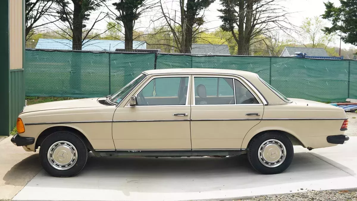 1985 Mercedes-Benz 200-Series