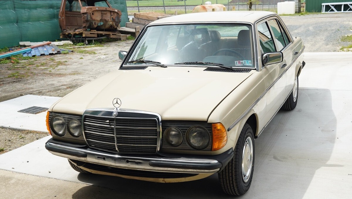 1985 Mercedes-Benz 200-Series - photo 10