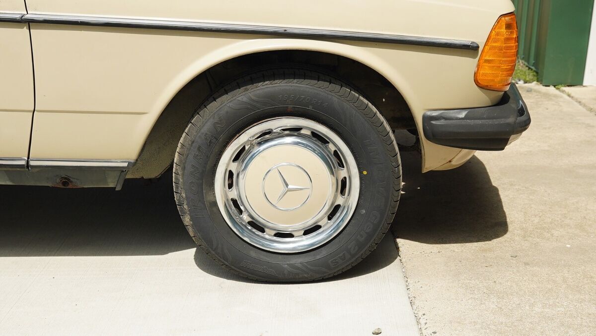 1985 Mercedes-Benz 200-Series - photo 4