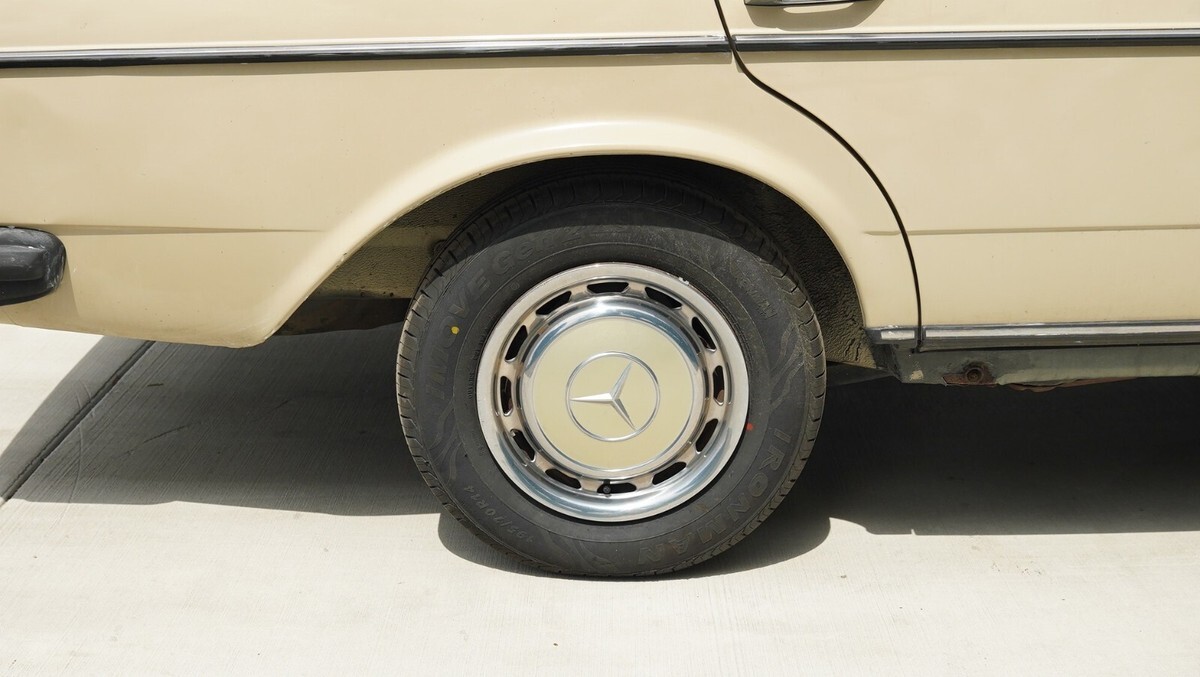 1985 Mercedes-Benz 200-Series - photo 6