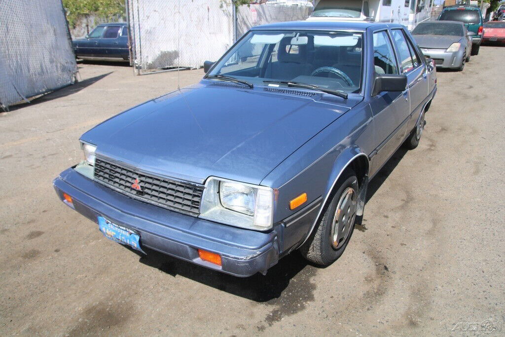 1985 Mitsubishi Tredia L - photo 2