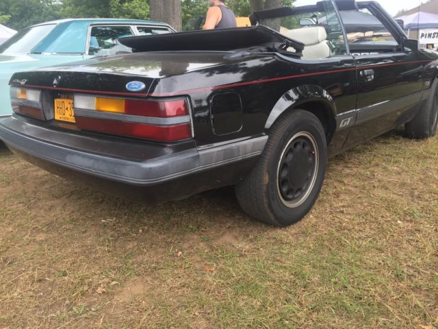 1985 Ford Mustang Convertible - photo 2