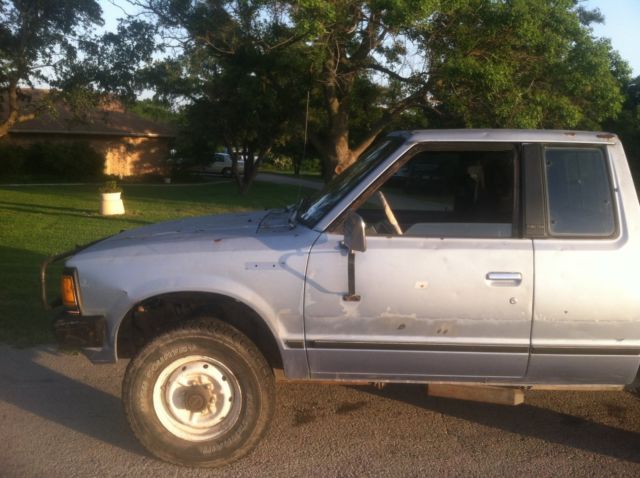 1985 Nissan D720 pickup truck 4by4 extended cab (new hood and fenders in boxes) 1985 Nissan Other Pickups