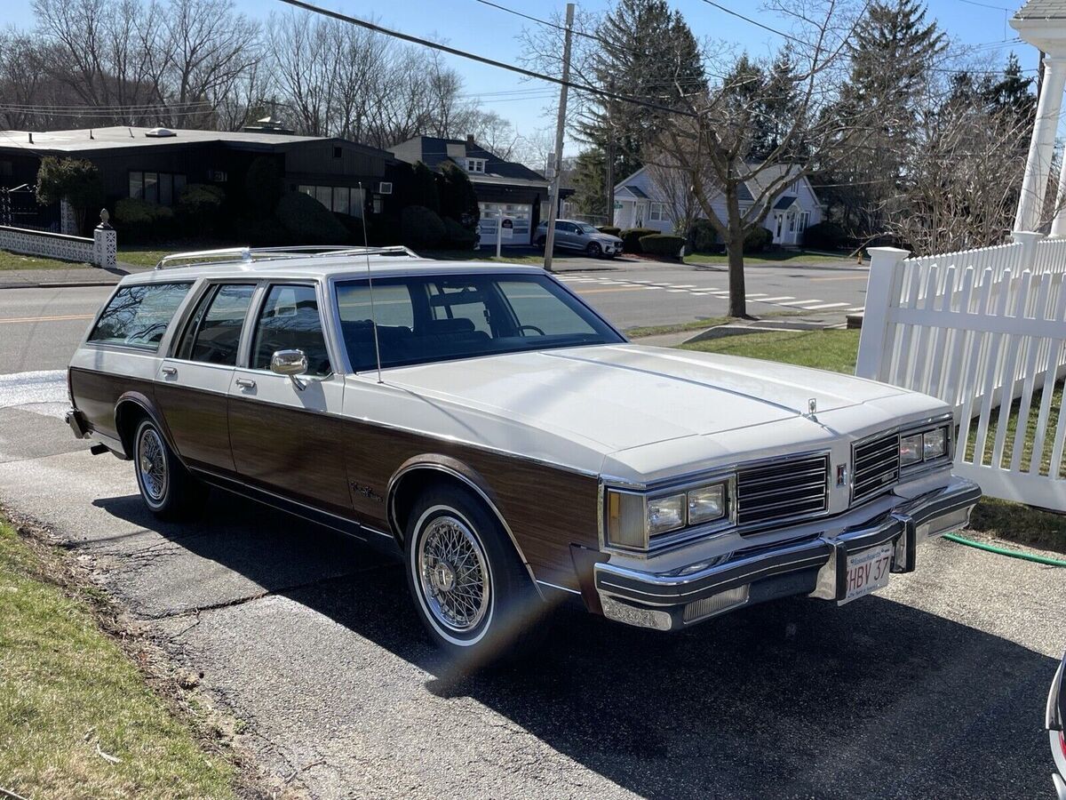 1985 Oldsmobile Custom Cruiser - photo 2