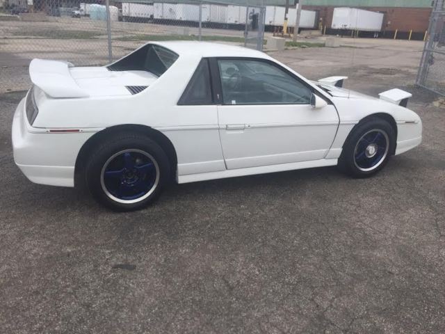 1985 Pontiac Fiero - photo 2