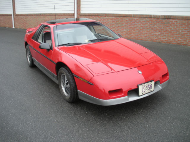 1985 Pontiac Fiero - photo 2