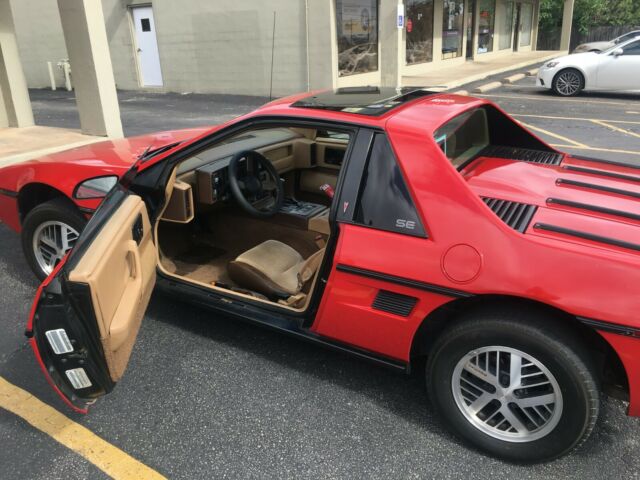 1985 Pontiac Fiero SE - photo 2