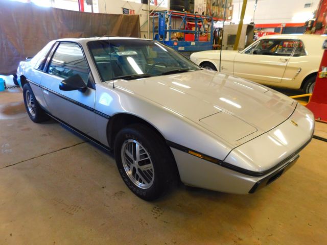 1985 Pontiac Fiero 2M6 T1269857 1985 Pontiac Fiero 2M6