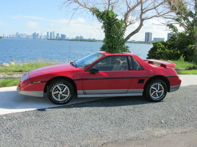 1985 Pontiac Fiero GT - photo 2