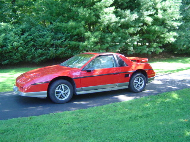 1985 Pontiac Fiero GT 4 speed V-6 1985 Pontiac Fiero SILVER