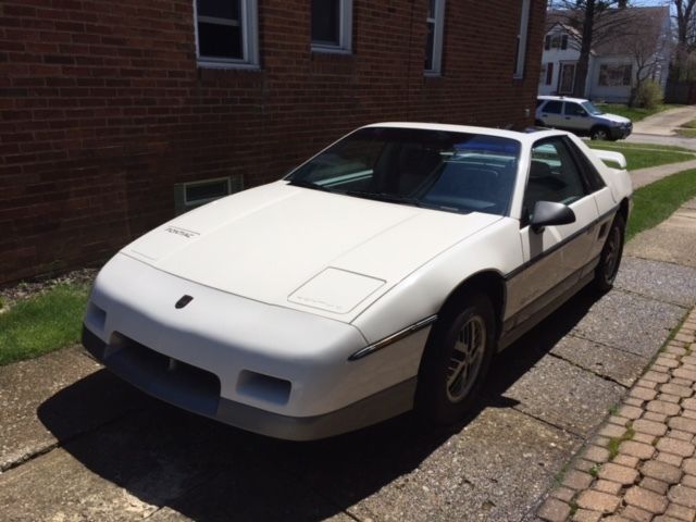 1985 Pontiac Fiero - photo 2