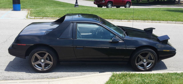 1985 Pontiac Fiero - photo 2