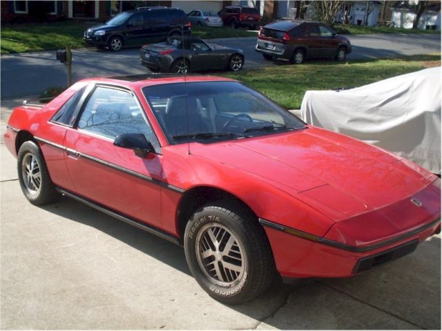 1985 Pontiac Fiero - photo 2