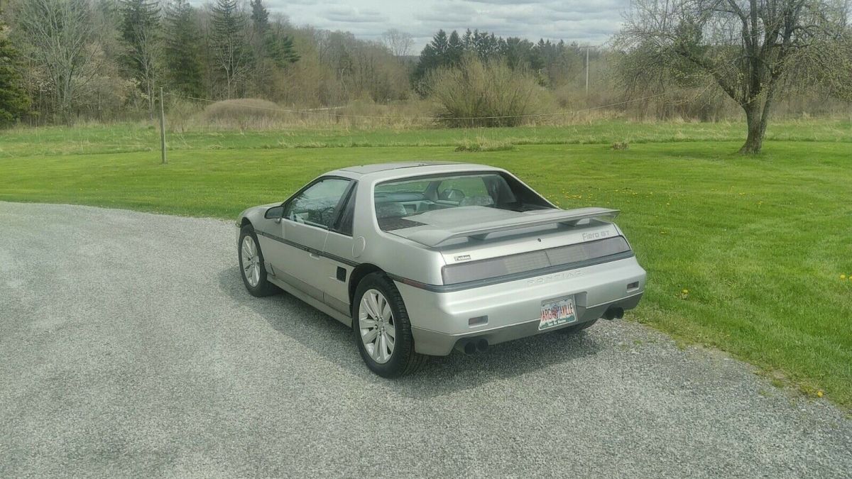 1985 Pontiac Fiero GT - photo 2