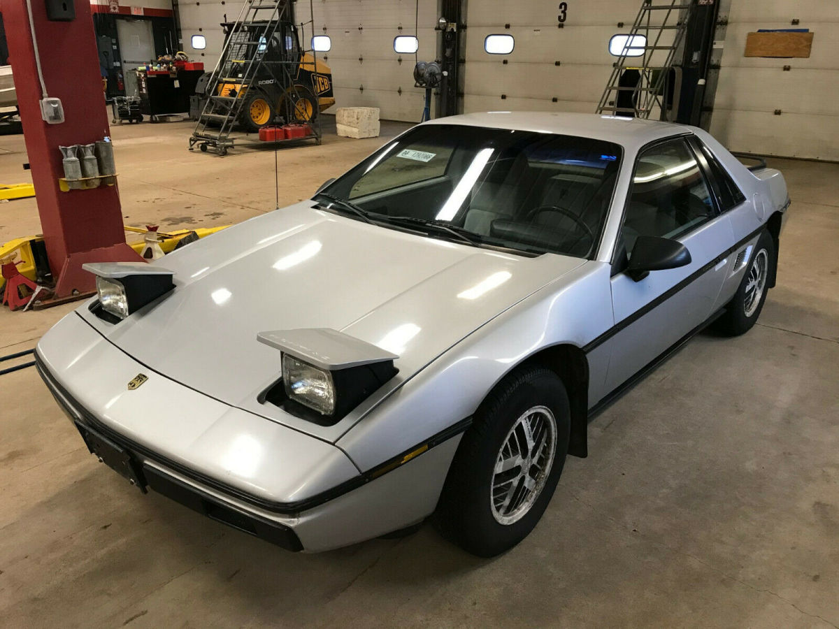 1985 Pontiac Fiero - photo 2