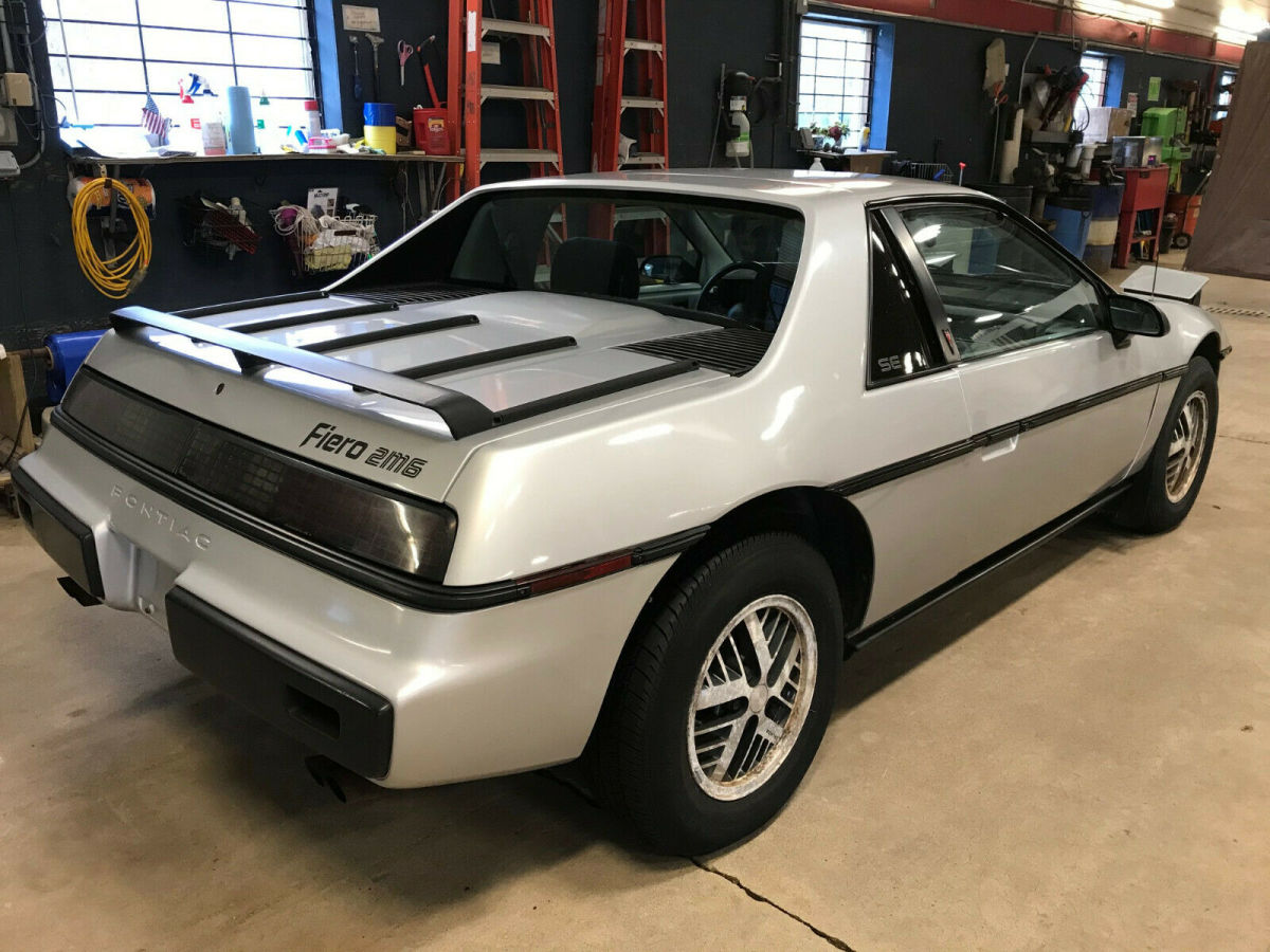 1985 Pontiac Fiero - photo 3