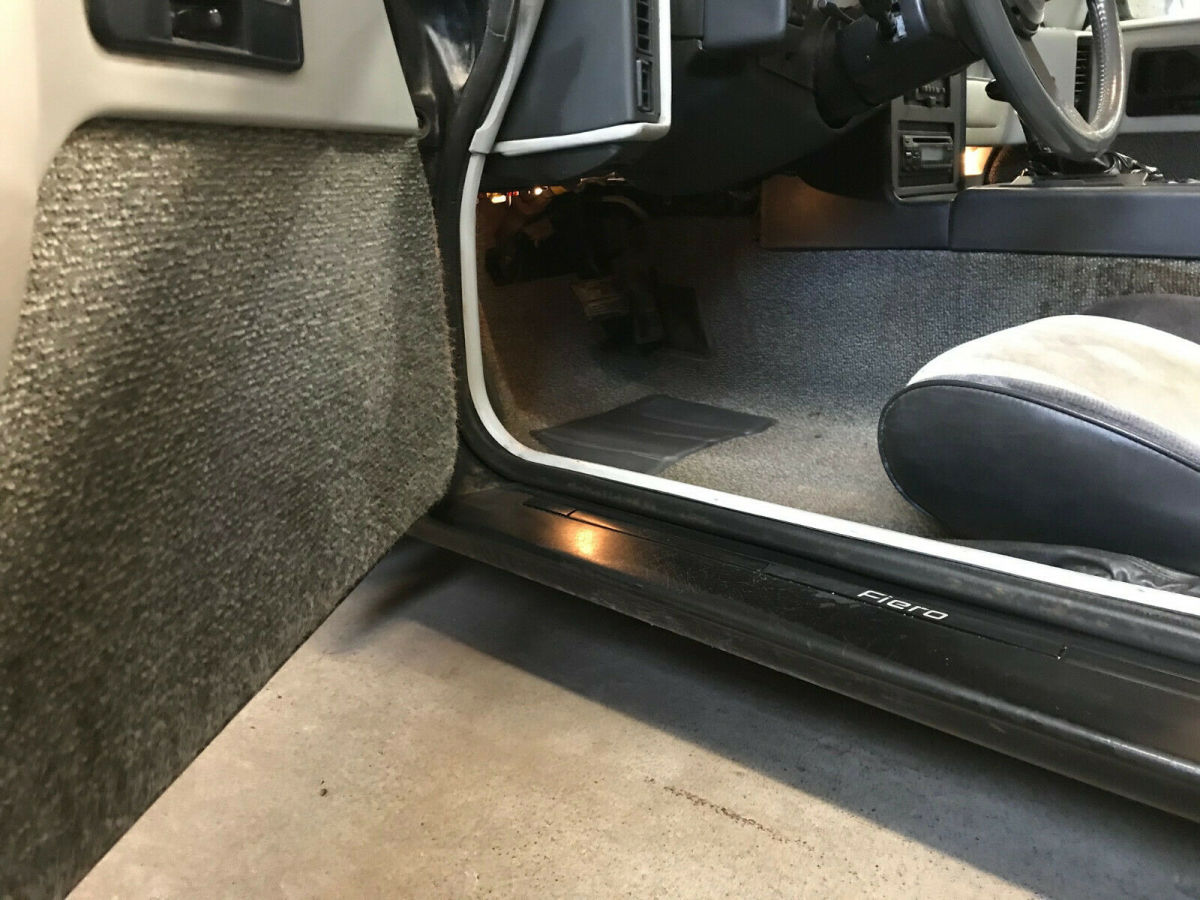 1985 Pontiac Fiero - photo 5