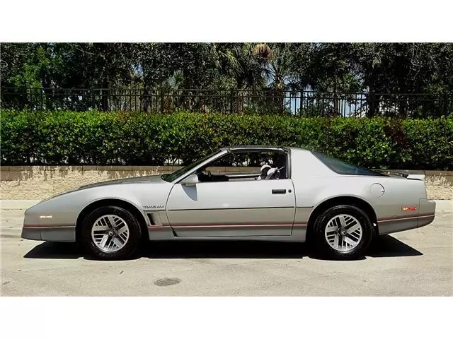 1985 Pontiac Trans Am LOW MILES - photo 2