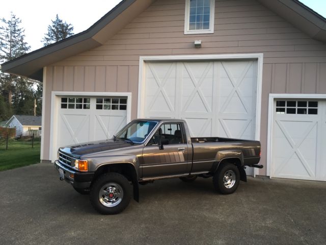 1985 Toyota 4x4 SR5 Long-bed Pickup 22RE Exceptional 9750 original miles!!! 1985 Toyota Pickup SR5 4x4