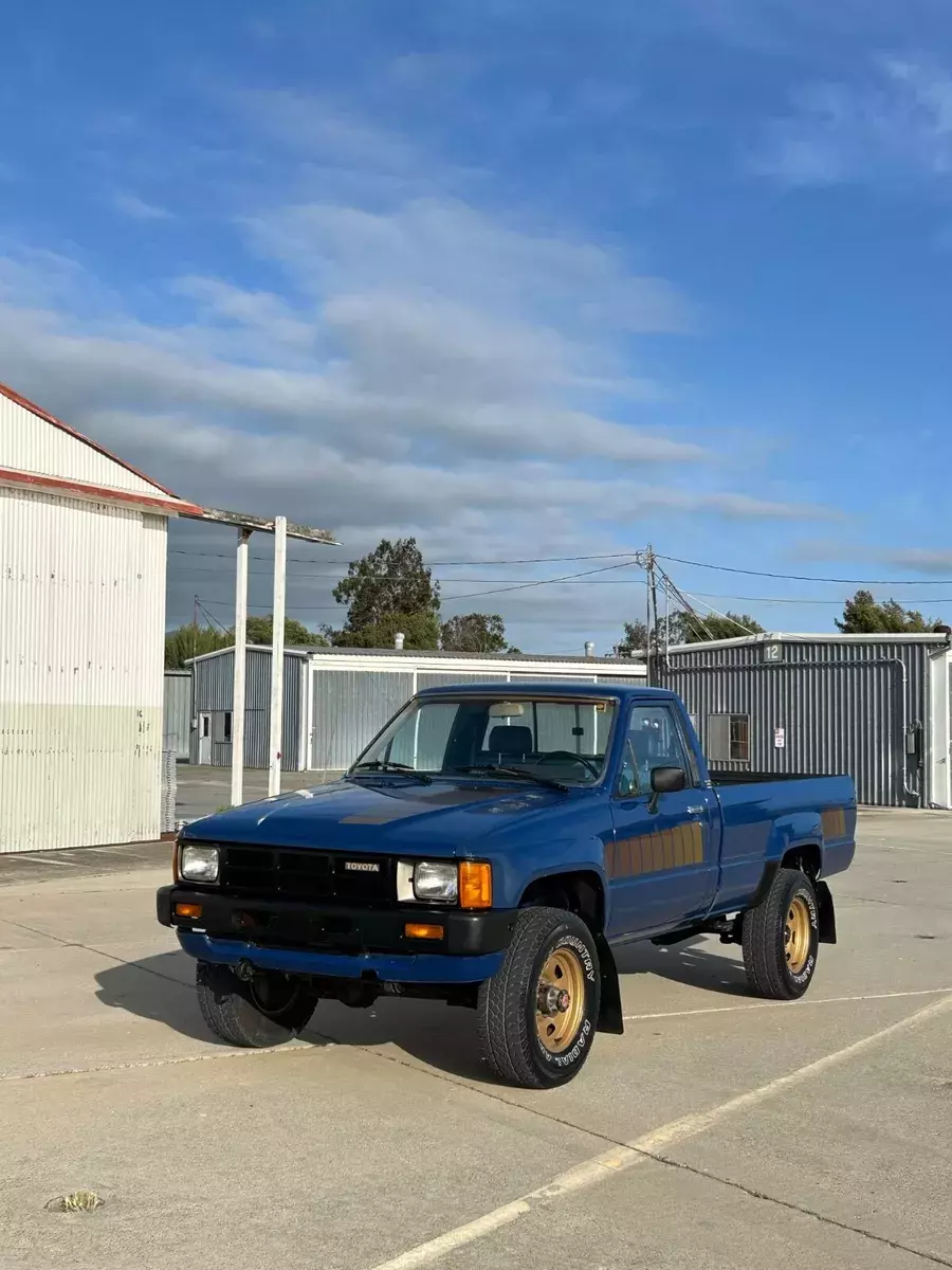 1985 Toyota DLX single cab long bed 4x4 2LT factory turbo diesel pickup truck. 1985 Toyota Pickup