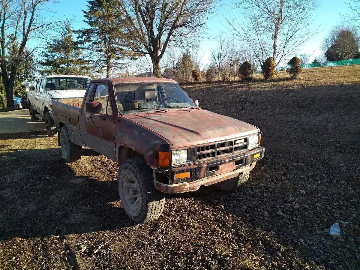 1985 Toyota Pickup XTRACAB RN66 SR5