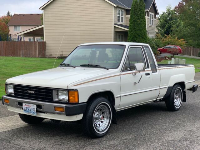 1985 Toyota Pick Up DLX 2.4L 4-Cylinder Automatic 1-Owner Low Miles 1985 Toyota Pickup DLX Xtra Cab 22r Low Miles 1-Owner Excellent Condition