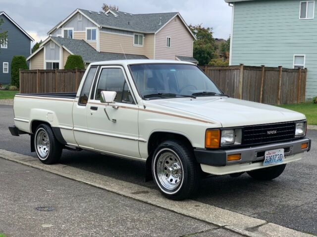 1985 Toyota Pickup DLX Xtra Cab 22r Low Miles 1-Owner Excellent Condition - photo 3