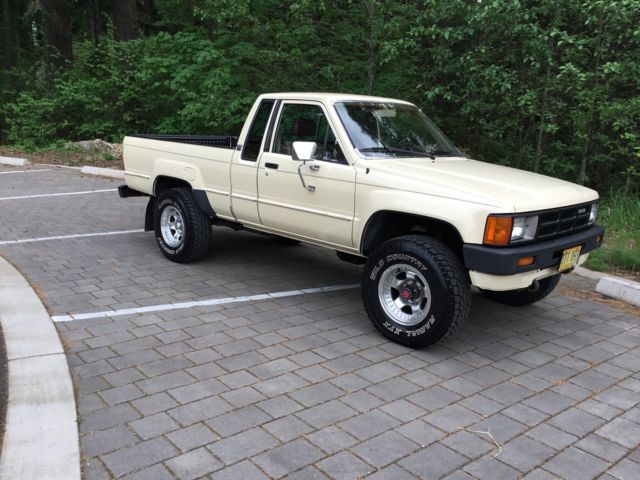 1985 Toyota Tacoma 1985 TOYOTA PICKUP 4X4 EXTRA CAB WITH ONLY 159,817 - photo 2