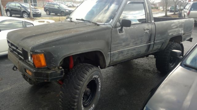 1985 Toyota Pickup Hilux 22R. Rare 4x4 Front Straight Axle..... NR 1985 Toyota Pick-up Hilux Base