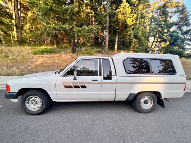1985 Toyota Pickup Pickup White RWD Automatic XTRACAB RN56 DLX 1985 Toyota Pickup XTRACAB RN56 DLX