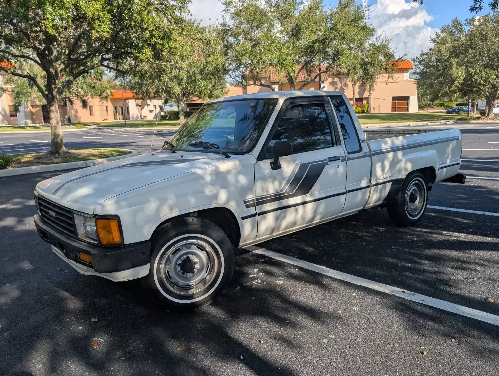 1985 Toyota Tacoma XTRACAB RN56 SR5