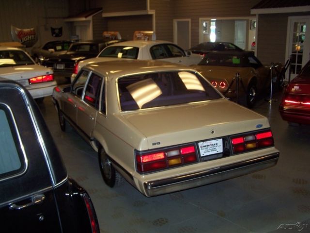 1985 Ford LTD Base Sedan 4-Door - photo 2
