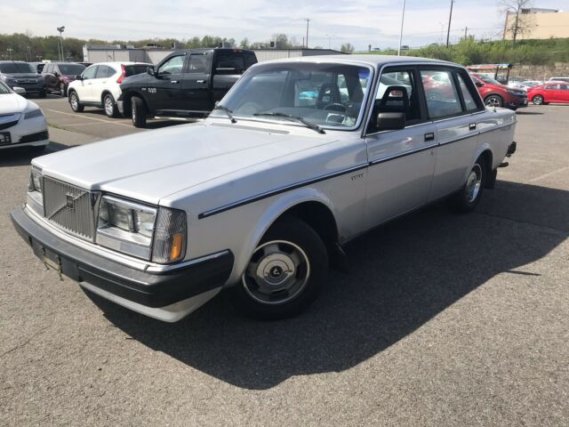 1985 VOLVO 240 244 DL 84,025 ORIGINAL MILES RUNS DRIVES 1 OWNER NO RESERVE 1985 Volvo 240 DL