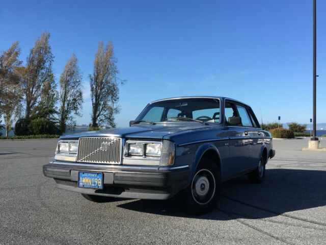 1985 Volvo 244 DL sedan 1985 Volvo 240 DL