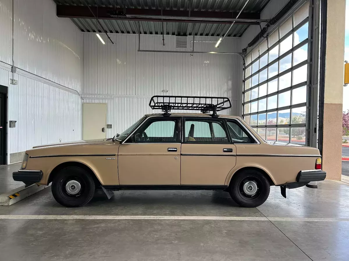 1985 Volvo 244/240 DL Sedan Beige/Tan/Brown clean 1985 Volvo 240