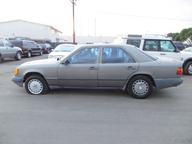 1986 Mercedes-Benz 300-Series 4 Dr - photo 2