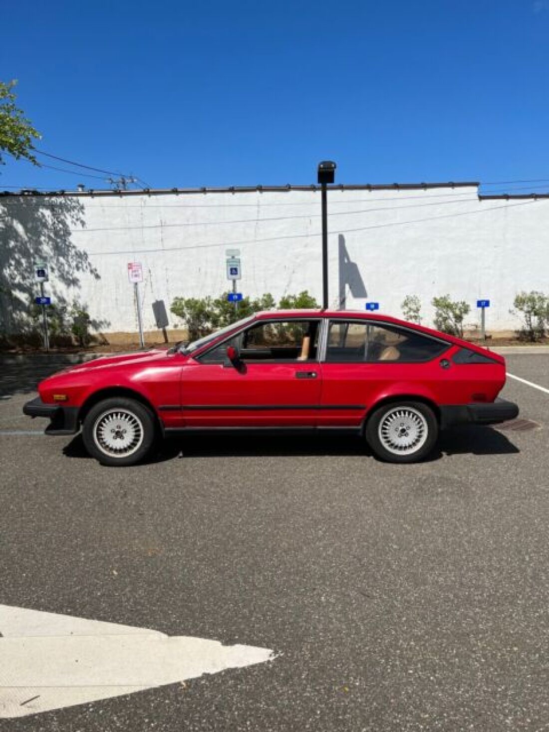 1986 Alfa Romeo GTV-6 Sedan Red RWD Manual V6 2.5 1986 Alfa Romeo GTV