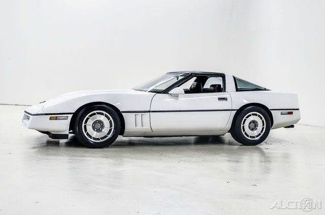 1986 Chevrolet Corvette Base 2dr Hatchback - photo 2