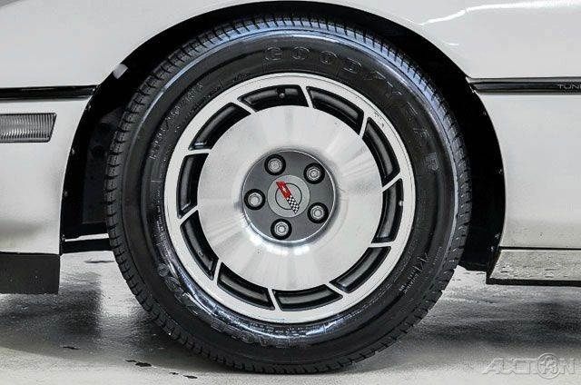 1986 Chevrolet Corvette Base 2dr Hatchback - photo 7