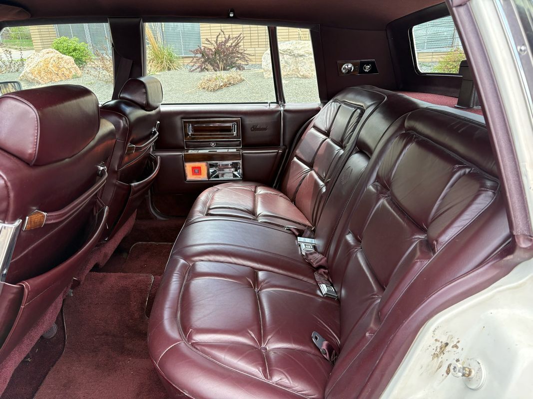 1986 Cadillac Fleetwood Brougham ONE OWNER AND IT SHOWS - photo 10
